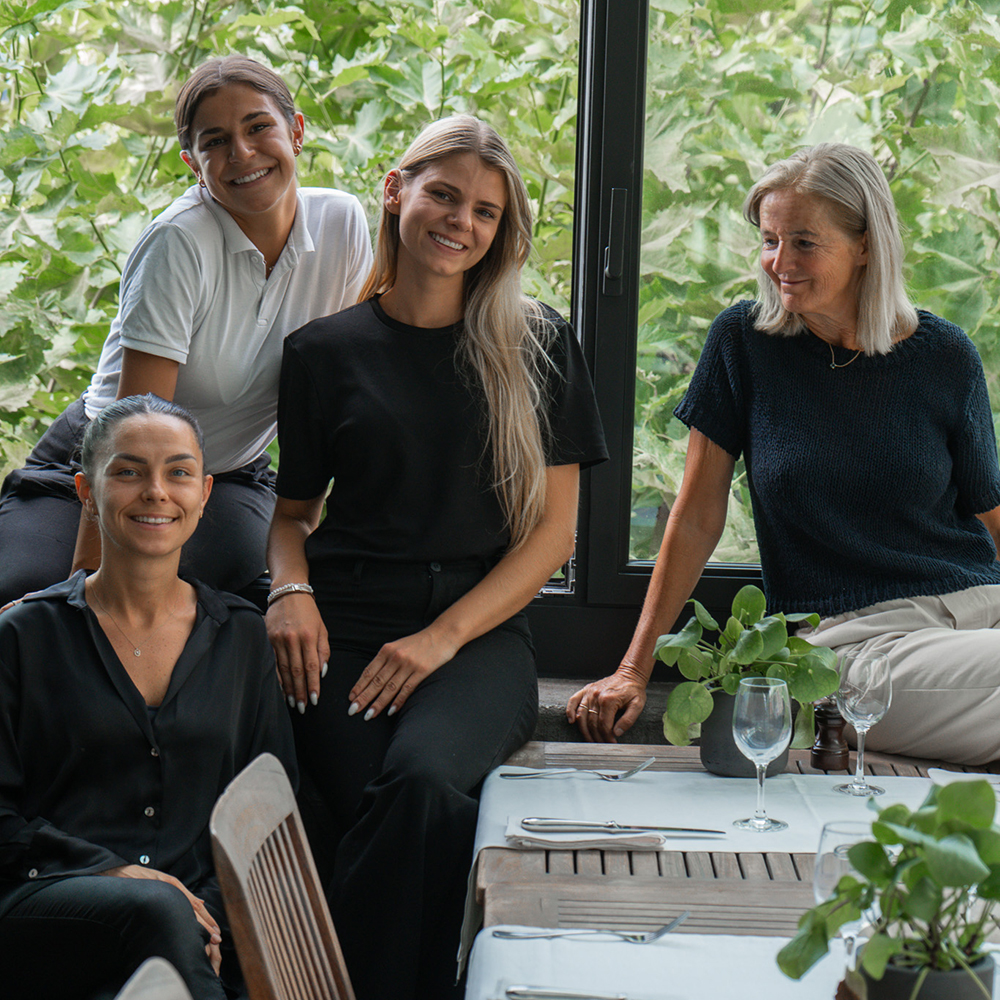 Le Mess Restaurant Green house Brussels Smiling team women