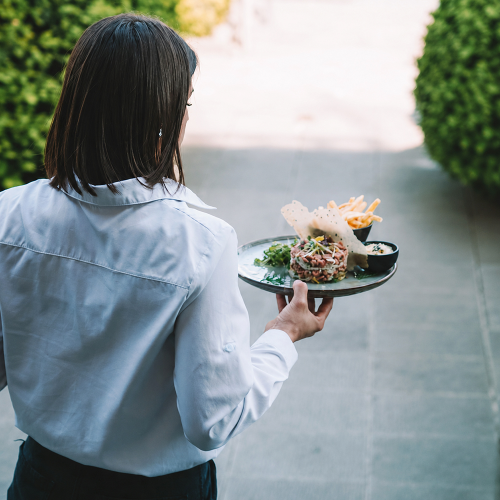 Le Mess restaurant Terrace service brasserie plate crispy fries tartar